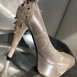 Högklackat  - Mina favorit-party-skor innan! Nu är jag mer en sneakerstjej 👟 Använda endel! Älskar platån, nitarna och glittret ihop! Enkla att gå i. 