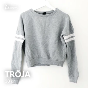 Sweater - Lite croppad tröja i storlek 34.  Frakt på 44kr tillkommer 📦