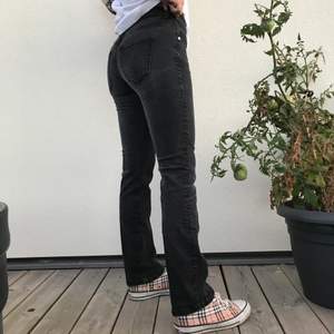 Fina svarta jeans som är lite raka men lite tighta! Har ej använt dem på länge och säljer dem därför!