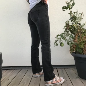 Svarta raka byxor - Fina svarta jeans som är lite raka men lite tighta! Har ej använt dem på länge och säljer dem därför!