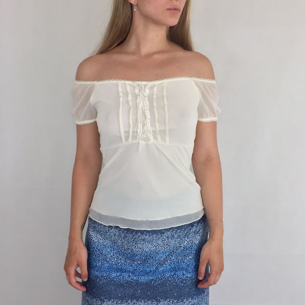 En drömmig topp med söta detaljer i crème-white. Toppen är från KappAhl, storlek 34/36. Kan sitta som en off shoulder eller gå över axlarna. Materialet är stretchig och bekväm. Använder helst Safepay då det blir säkrare för båda (Safepay tar 10% av betalningen och spårbar frakt på 66kr är inräknad i priset) Om du lägger upp en Instagrambild på ditt köp så får du gärna tagga @thewearbones för att bli featured 🧚🏼🥂. Toppar.