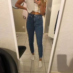 Blå jeans från NAKD - Jätte snygga blåa Jeans från NA-KD! Använd 1 gång. Riktig snygga nedtill. Köpte dom för 499kr. Frakt ingår inte