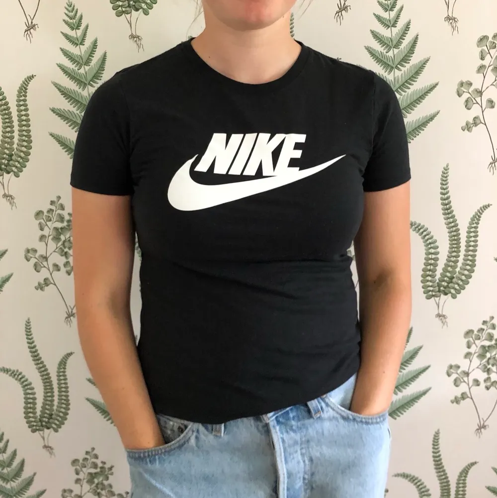 Svart Nike t-shirt, i väldigt bra skick💗köparen står för frakten . T-shirts.