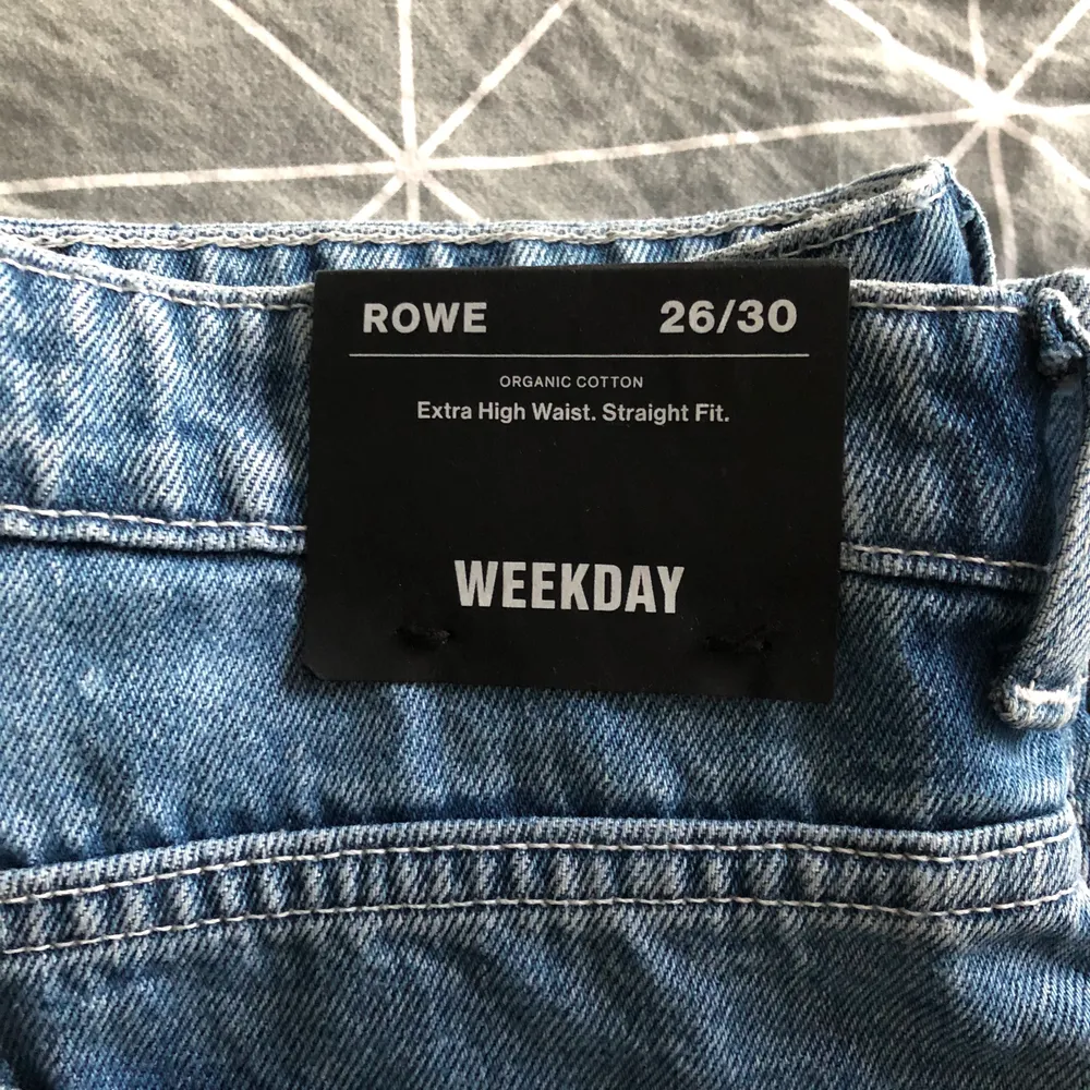 Säljer dessa oavända weekday jeans i modellen rowe då jag har ett par likadana i svart och dem blir lite för stora när de töjer ut sig. Säljer för 370 ink frakt ✨. Jeans & Byxor.