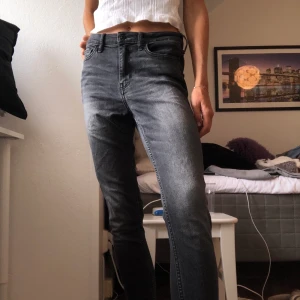 Gråsvarta jeans - Tighta jeans från hollister i strl 27/29 vilket passar en S/M då de är stretchiga!