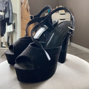 Nelly klackar i svart - Sjukt fina klackar från Nelly, dem är i storlek 39 och använda 1 gång. Frakt på 63kr tillkommer❤️