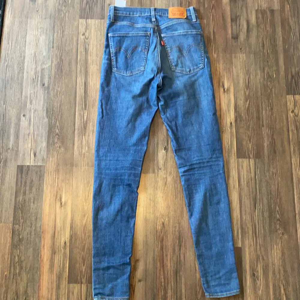 Mile High super skinny jeans från Levis strl 27. Inga fläckar eller spruckna sömmar men väl använda. Färgen har blecknat lite på bakfickorna men annars i bra skick! Originalpris 1149kr. Kan mötas upp i Stockholm och tar emot både swish och kontanter. Vill bara bli av med allt! Pruta gärna! Kan säkert fixa bra paketpris! . Jeans & Byxor.