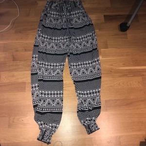 Mysbyxor - Sköna mönstrade byxor i skönt luftigt material💕 använda en gång, säljer pågrund av att jag inte använder de
