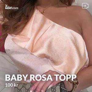 En baby rosa topp i storlek S  - Använd bara en gång, bra sick väldigt fin. Frakt ingår inte så 44 kr frakt
