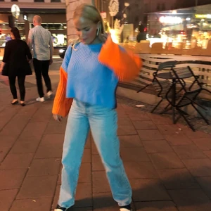 Säljer denna tröja storlek S - Använd 2 ggr, olika färger! Jättecool tröja som sitter lite oversized