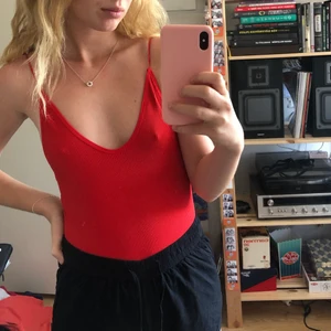 Röd ribbad body - En röd ribbad body köpt på urban outfitters för ett par år sedan men endast använd ett fåtal gånger sen dess. 
