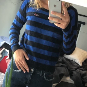 Randig hollister tröja - Köpt för kanske två år sedan men knappt använd på grund av att den inte är min stil. Det står storlek M men tycker den passar mig som har storlek S. Kan mötas upp i Stockholm eller frakta (köparen står för frakt).
