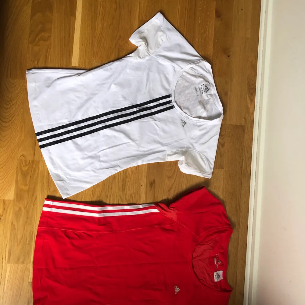 Adidas T-shirts inköpta från Adidasbutiken i Sthlm. Oanvända. Storlek 38. Passar 36-38. Har även en lila med rosa sträck som kan fotas vid intresse. . T-shirts.