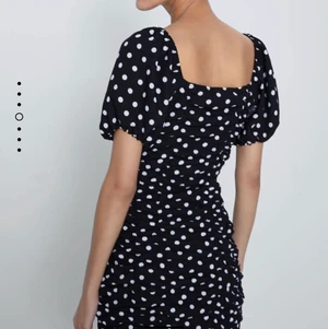 Söt klänning  - Så fin klänning från Zara. XS men passar även S. Oanvänd med lappar kvar. Kan skicka foto på den jag har hemma men då jag inte använt den var det enklare att ta zaras egna foton 