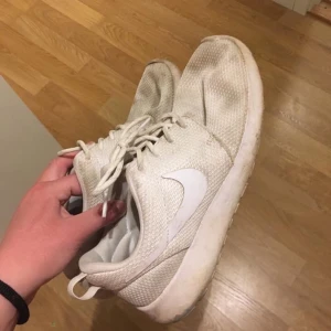 Nikeskor säljes  - Säljer ett par jättesköna nikeskor. Skorna är inte trasiga på något sätt men behöver en tvätt ☺️