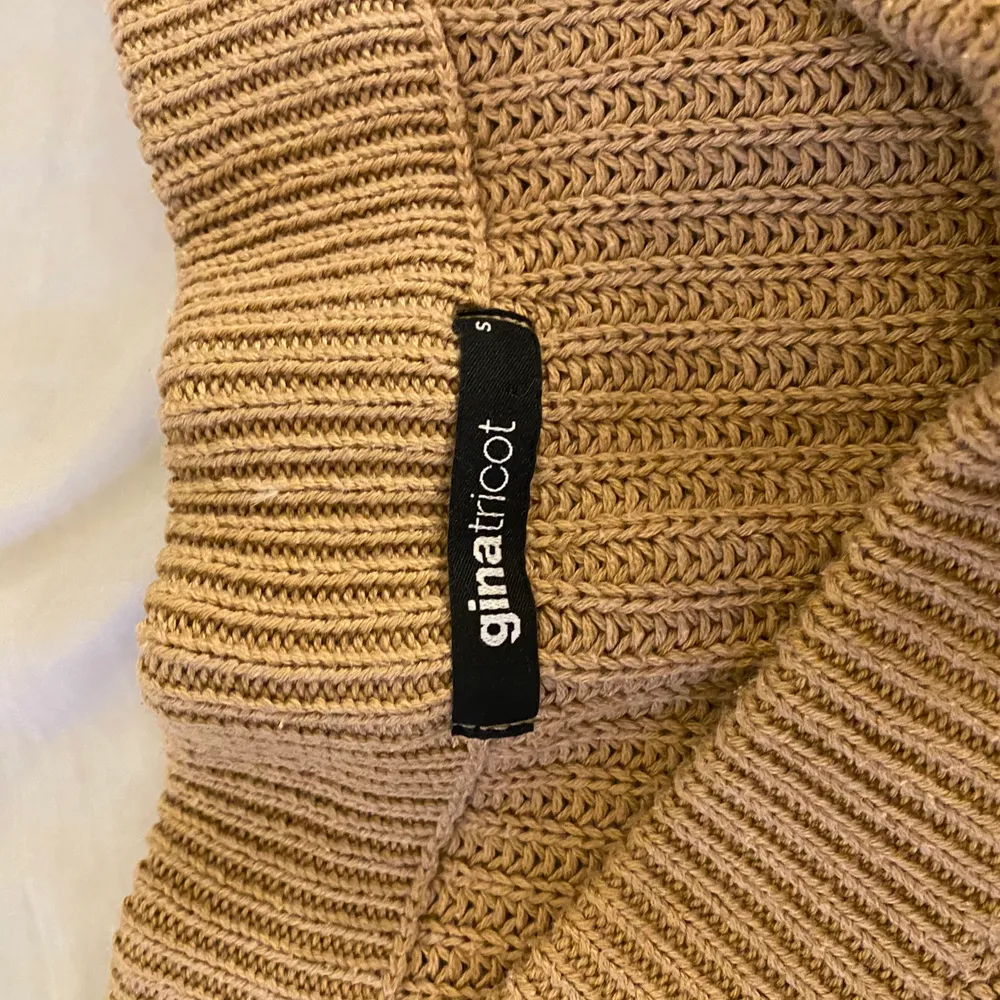 En stickad tröja ifrån Gina tricket storlek S, säljer för 90kr . Stickat.