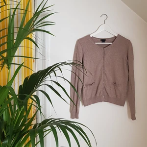 Stickad kofta, h&m, stl M - Finstickad grå/beige kofta från h&m. Stl M (liten i storleken). Knappar och fickor framtill. Bomull/polyamid. Något noppig. Frakt tillkommer.