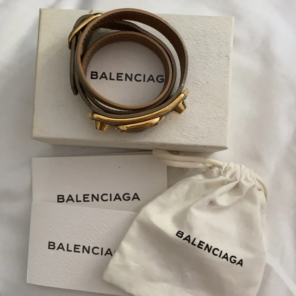 Armband från Balenciaga i en väldigt fin unik taupe/greige färg. Köpt i Köpenhamn men det finns inget kvitto då det var en present, har dock boxen, påse samt prislappen samt kvar. Skickas med spårbar frakt (bjuder på frakt) 💙. Accessoarer.