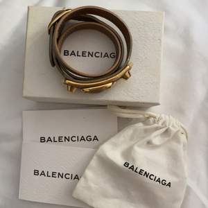 Armband från Balenciaga i en väldigt fin unik taupe/greige färg. Köpt i Köpenhamn men det finns inget kvitto då det var en present, har dock boxen, påse samt prislappen samt kvar. Skickas med spårbar frakt (bjuder på frakt) 💙