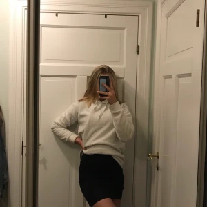 Vit hoodie - Säljer denna supersköna vita hoodie, den är i ett jätteskönt material som man både kan ha till vardagen och ha den som myskläder. Nypris ca 150kr