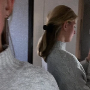 Stickad tröja - En jätte mysig stickad tröja ifrån Gina tricot, den är utsvängd i ärmarna och har en polonacke.