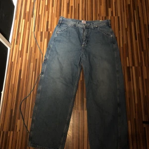 Leejeans - Säljer ett par sjukt coola skaterjeans från Lee X weekday! Säljer pga att de är för små! Rikigt bra skick! Köptes för 800 kr. Fraktar endast (köparen står för frakt 63 kr)❤️