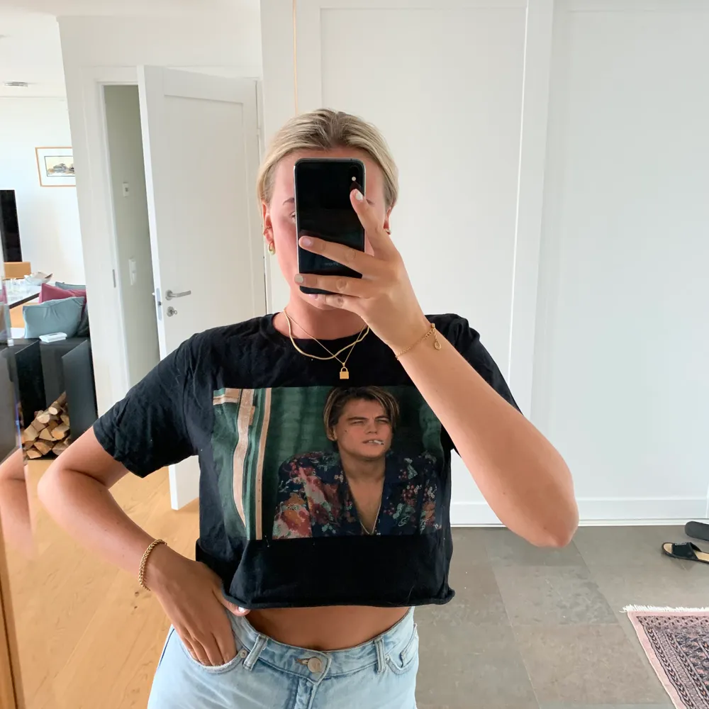 En super snygg croppad svart T-shirt med tryck på Leonardo DiCaprio! Köpt i LA men har tyvärr bara kommit till användning en gång! Storlek S🤍🤍. T-shirts.