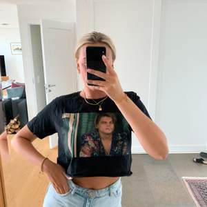 En super snygg croppad svart T-shirt med tryck på Leonardo DiCaprio! Köpt i LA men har tyvärr bara kommit till användning en gång! Storlek S🤍🤍