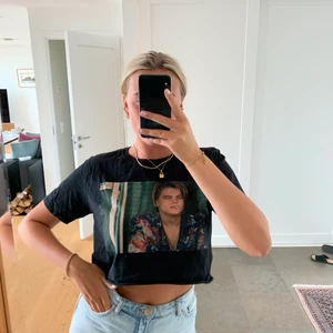 Croppad vintage T-shirt  - En super snygg croppad svart T-shirt med tryck på Leonardo DiCaprio! Köpt i LA men har tyvärr bara kommit till användning en gång! Storlek S🤍🤍