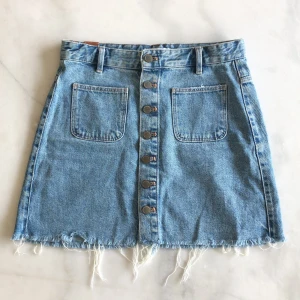 Jeanskjol - Jeanskjol från Zara. Sparsamt använd, i fint skick. Liten i storleken. Frakten är spårbar och inräknad i priset!