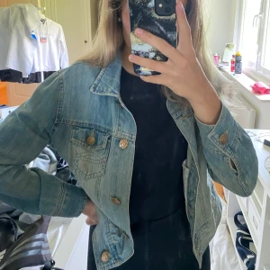 Denim jeansjacka - En jeansjacka i fint skick som inte kommer till användning längre! Passar mig som är 163cm lång så skulle säga att det är en xs/s 
