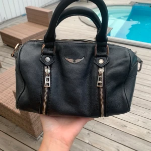 Zadig et Voltaire väska - Köpt för ca 3 år sen, flitigt använd därav priset. Skriv för mer info/bilder. Mötes upp eller frakt