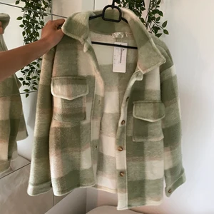 Flanelljacka  - Väldigt snygg mintgrön/vit flanelljacka som passar bra till vår sommar och hösten, aldrig använd! Prislapp kvar!