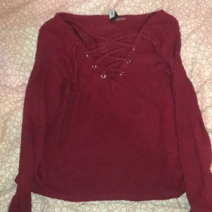 - - Vinröd tröja, använd 5 ggr typ.