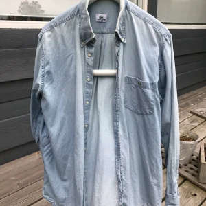 Lacoste SKJORTA STRL 42 - Fin skjorta, bra skick med mjukt material. Två små hål längst ner till höger