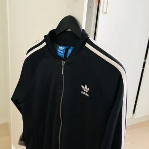 Tröja från ADIDAS storlek: M - Köparen står för frakten som ligger på 44kr☺️