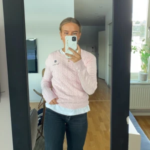 Kabelstickad tröja - Säljer min kabelstickade tröja i fin ljusrosa färg.💕