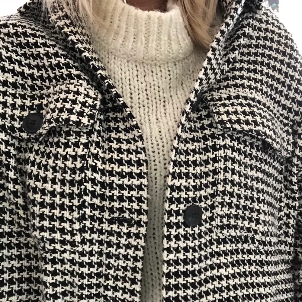 Snygg och bekväm stickad mönstrad skjortjacka från Zara. Köpt i vintras, endast använd fåtal gånger. Köpt för ca 500kr. Är i storlek XS men är oversize så passar allt från XS-M. Kan mötas upp annars står köparen för frakt!. Jackor.