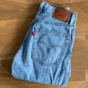Levi’s 501 crop - Ljusblå Levi’s 501 i nyskick. Säljer då de är för stora! Strl 25/26 men de är stora i storleken. Kan skickas😇 Säljer för 400, nypris 1150!