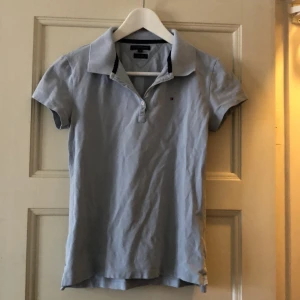Tommy hilfiger pike dam - Dam piké. Slim fit. Måttligt använd. Ljusblå färg. Passar s-m