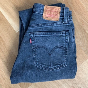 Levi’s 501 crop - Jättefina gråa jeans i nyskick, säljer för att de är för stora. Nypris 1150, jag säljer för 400. Storleken är 24/26 men de är stor i storleken. Kan skickas🥰