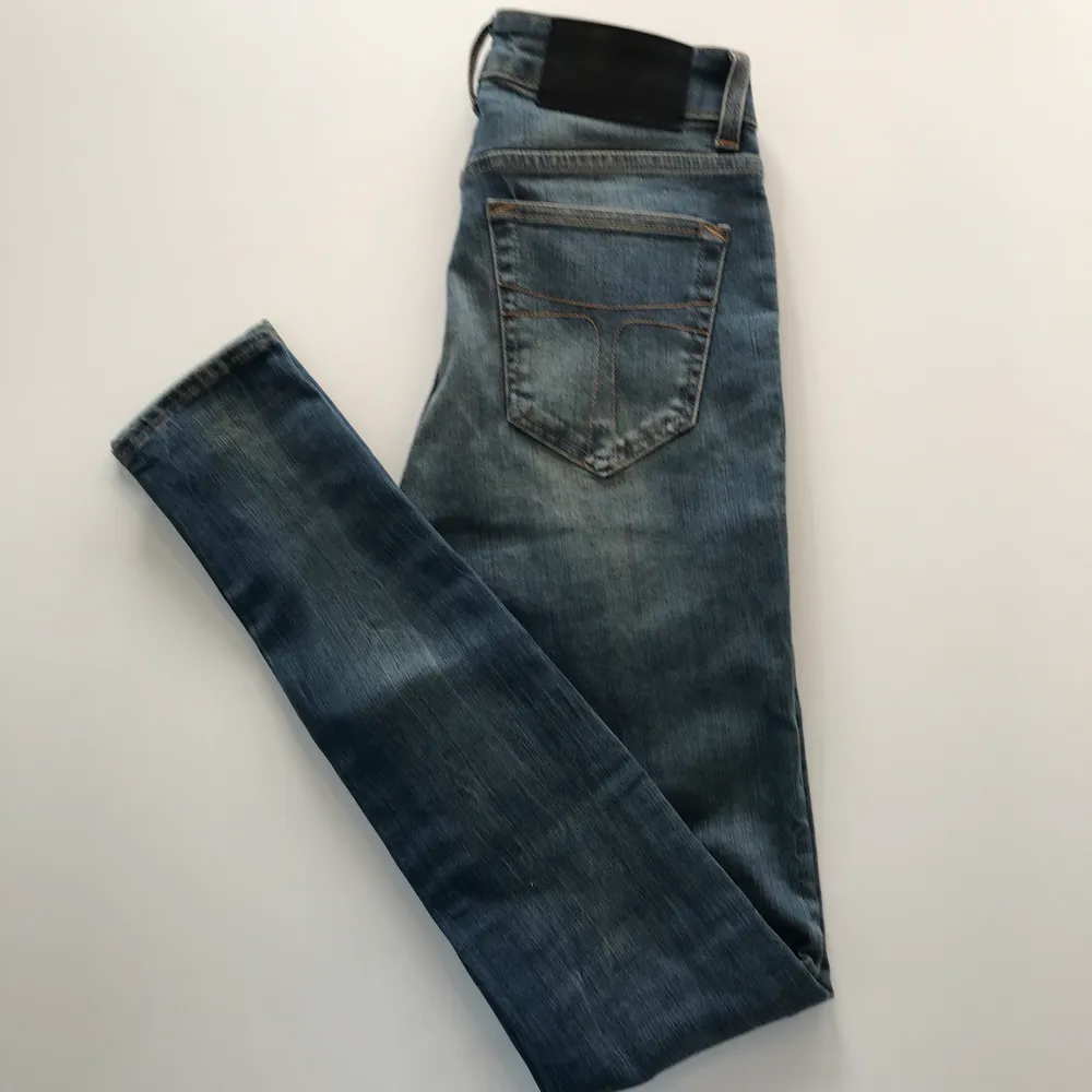 Super snygga stretchiga jeans, helt nya! Ordinarie pris är 1399kr. Frakt ingår så det är inget att tänka på om du inte erbjuder själv att du vill så klart! 🥰🥰. Jeans & Byxor.