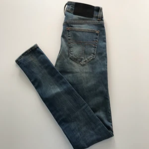 Tiger of sweden Jeans strl 27/32” eller XS - Super snygga stretchiga jeans, helt nya! Ordinarie pris är 1399kr. Frakt ingår så det är inget att tänka på om du inte erbjuder själv att du vill så klart! 🥰🥰