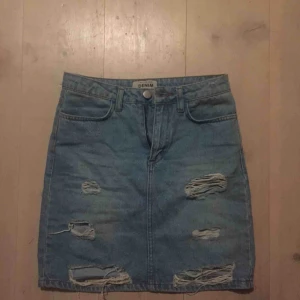  - Säljer nu den perfekta kjolen med slitningar då den blivit för liten.ser nu i efterhand att den ser lite missfärgad ut, men det är bara ljuset, den ser inte ut så i verkligheten