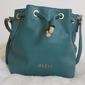 Guess väska - Säljer min helt oanvända väska från Guess💚 Säljer den för att den inte riktigt är min stil. Perfekt för dig som söker en väska för alla möjliga tillfällen! Passar både till jobbet och till festen! Nypris: 1200 kr