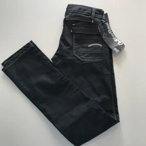 Gstar jeans strl 28/34 eller XS&S - Super snygga jeans från Gstar, helt nya och oanvända! Originalpriset är 1399kr. Priset kan diskuteras och frakten ingår!