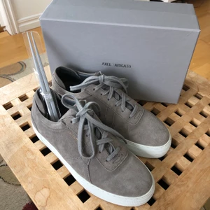 Axel Arigato mocka skor storlek 40 - Säljer dessa supersnygga sneakersen från Axel Arigato i storlek 40, passar även bra för dig med 39. Dem är endast använda EN gång så är precis som nya. Köpta för 1500kr säljer för 950kr exl frakt