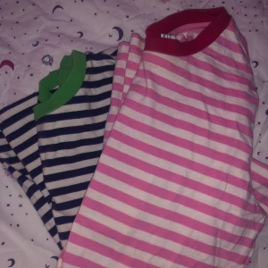 2 randiga tröjor från & other stories - Den blåa är storlek 34 och den rosa 36. Båda tröjorna ingår.