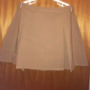 Beige kjol från Tobi, 
aldrig använd