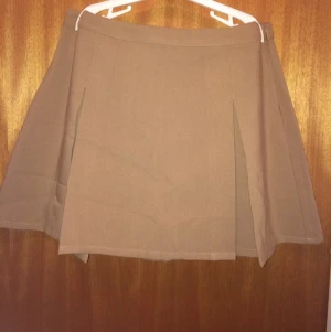  - Beige kjol från Tobi, 
aldrig använd